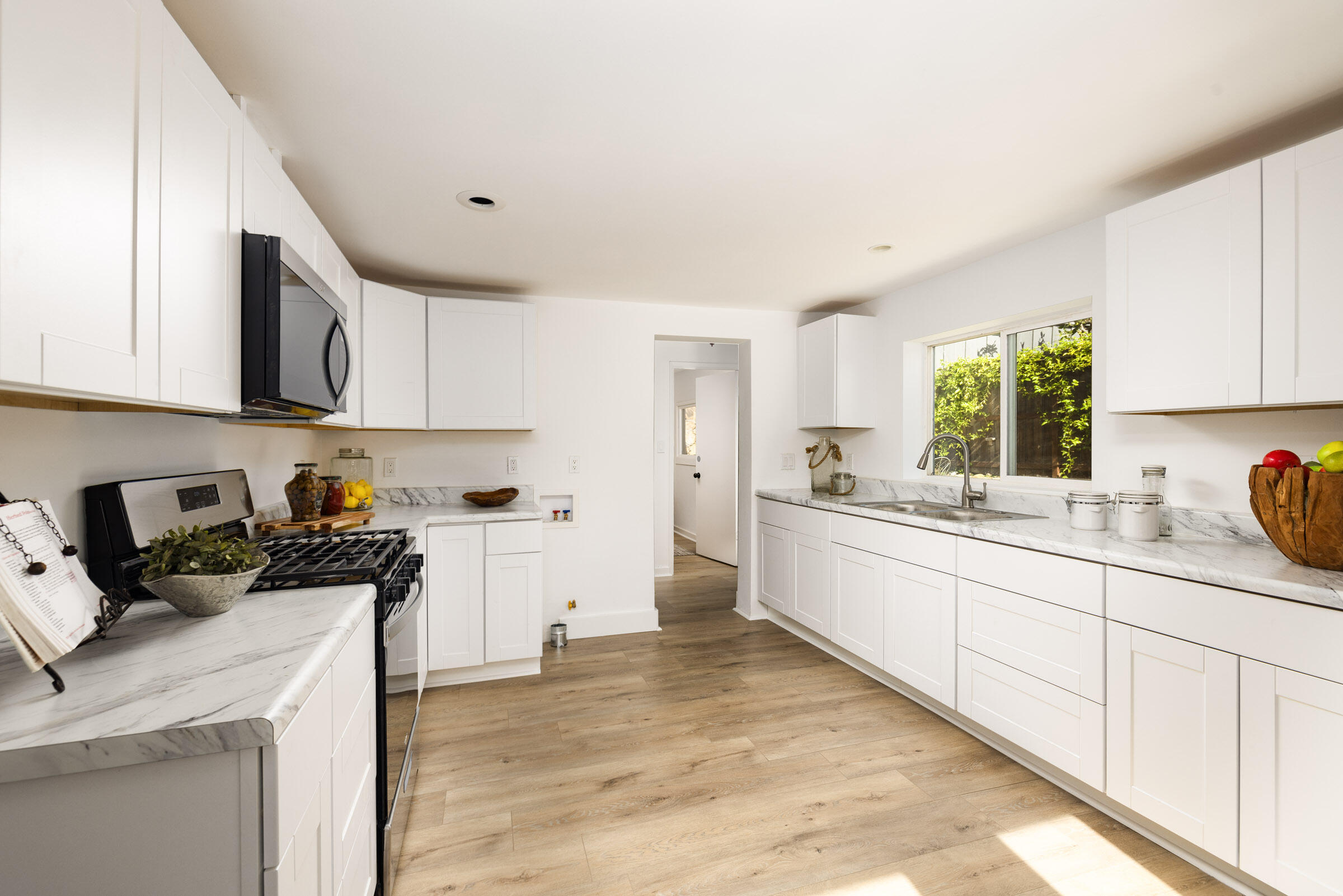 928 Spring Street Santa Barbara, CA 93103 - Photo 9 of 28 Large kitchen
