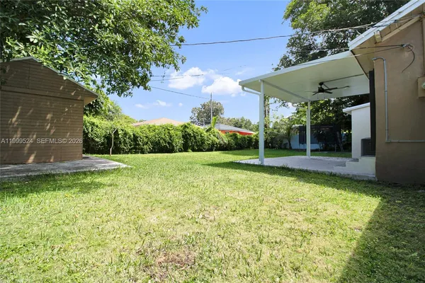 a view of a house with backyard and garden