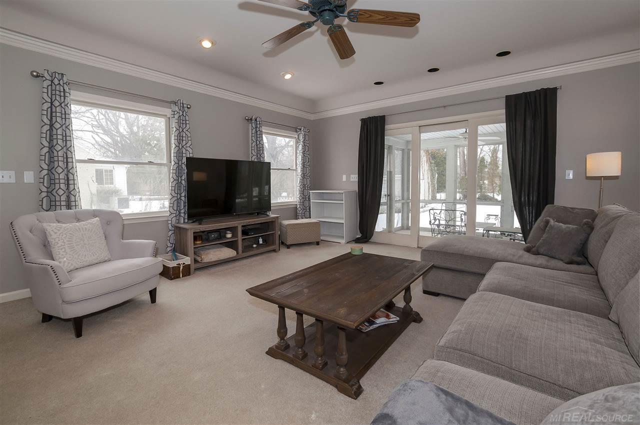 1010 Roslyn Road Grosse Pointe, MI 48236 - Photo 9 of 35 31340445-8.JPG