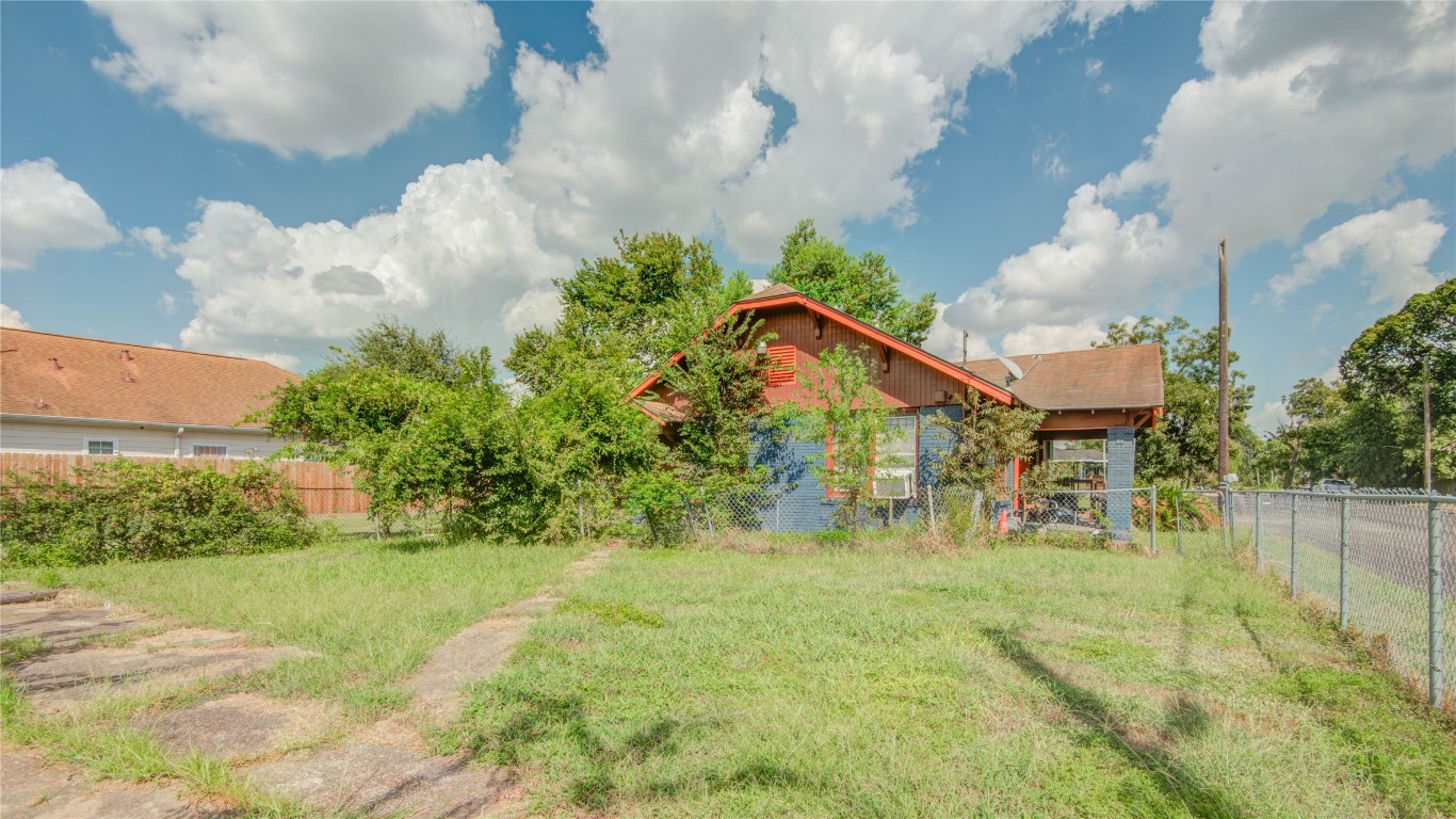 3405 Orange Street Houston, TX 77020 - Photo 15 of 19 a backyard of a house with lots of green space