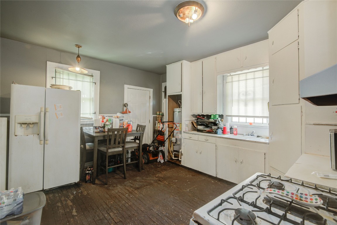 3405 Orange Street Houston, TX 77020 - Photo 7 of 19 a bed room with a bed and a window