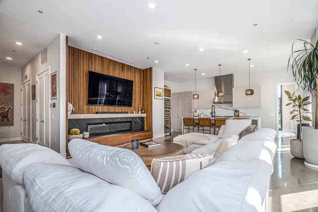 $1,385,000 | 900 West Washington Boulevard, Unit 304, Chicago, IL 60607