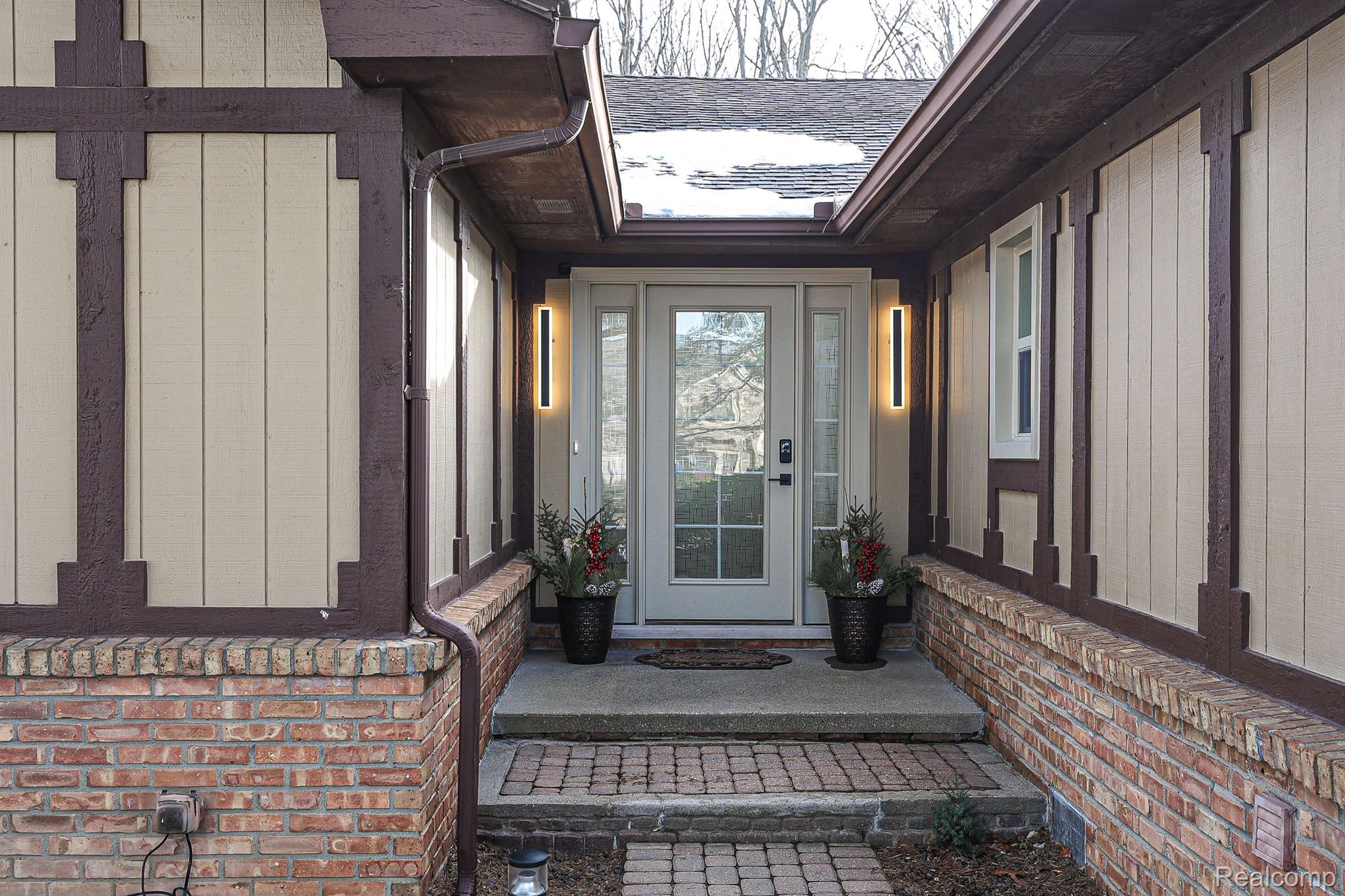 763 Snowmass Drive Rochester, MI 48309 - Photo 2 of 32 Outdoor LED lighting, New Front Door, Vid Cams