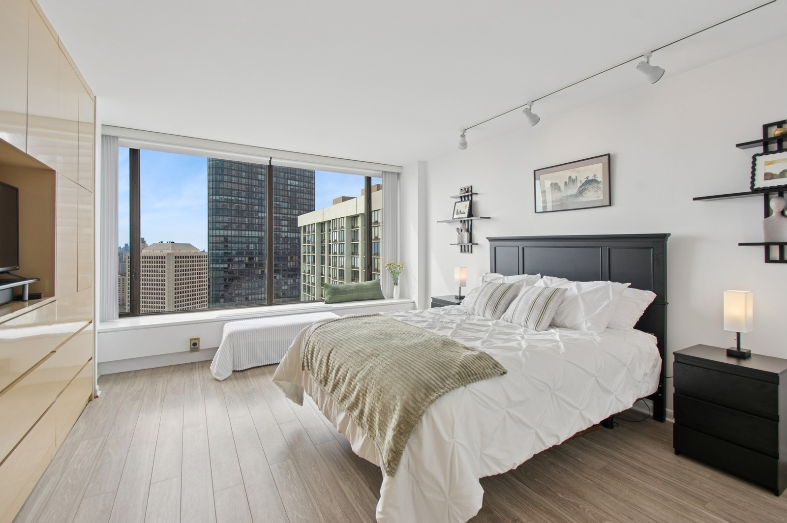 5455 North Sheridan Road, Unit 3702 Chicago, IL 60640 - Photo 12 of 27 Gallery Image 12