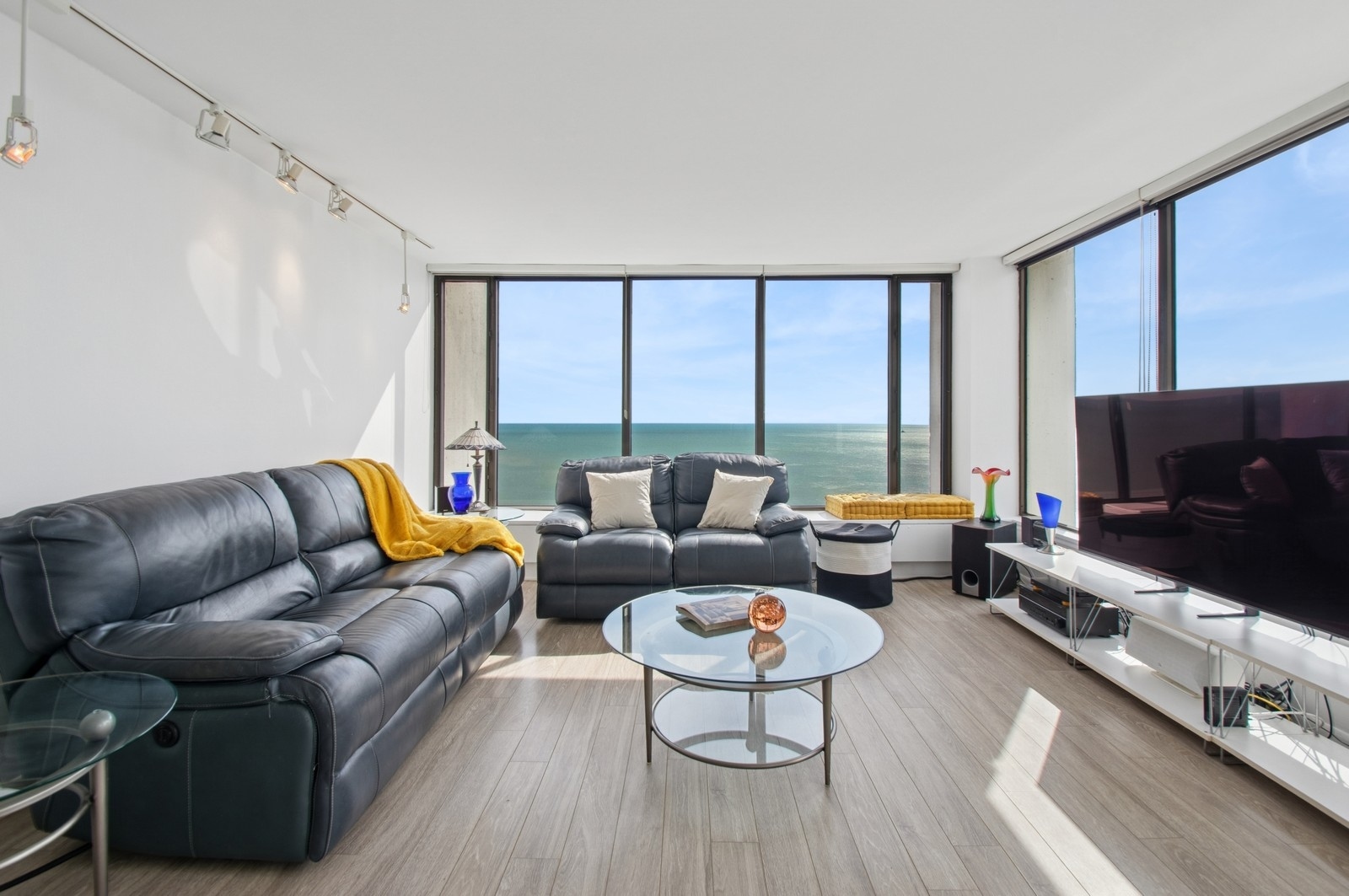 5455 North Sheridan Road, Unit 3702 Chicago, IL 60640 - Photo 5 of 27 Gallery Image 5