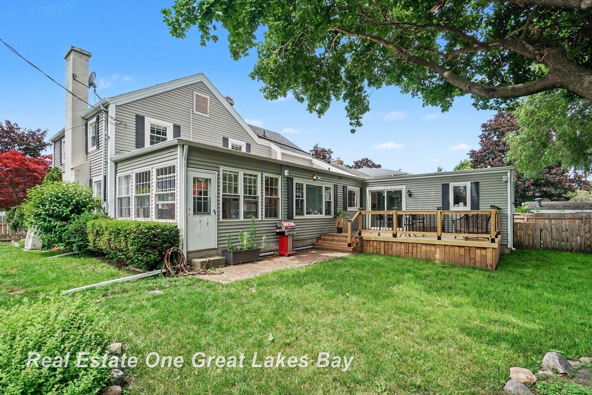 1510 Helen Street Bay City, MI 48708 - Photo 3 of 26 50213358-02507917-d76c-437d-b0ed-05aaabb62045.JPG