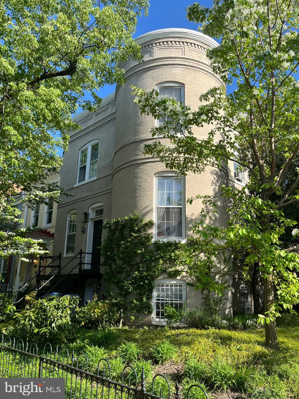 501 D Street Southeast Washington, DC 20003 - Photo 2 of 35 Your own Urban Castle!