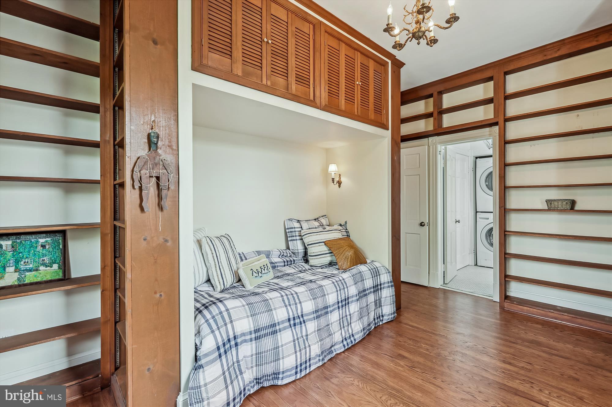 501 D Street Southeast Washington, DC 20003 - Photo 20 of 35 Pull out Day Bed for lazy Afternoons or Guests