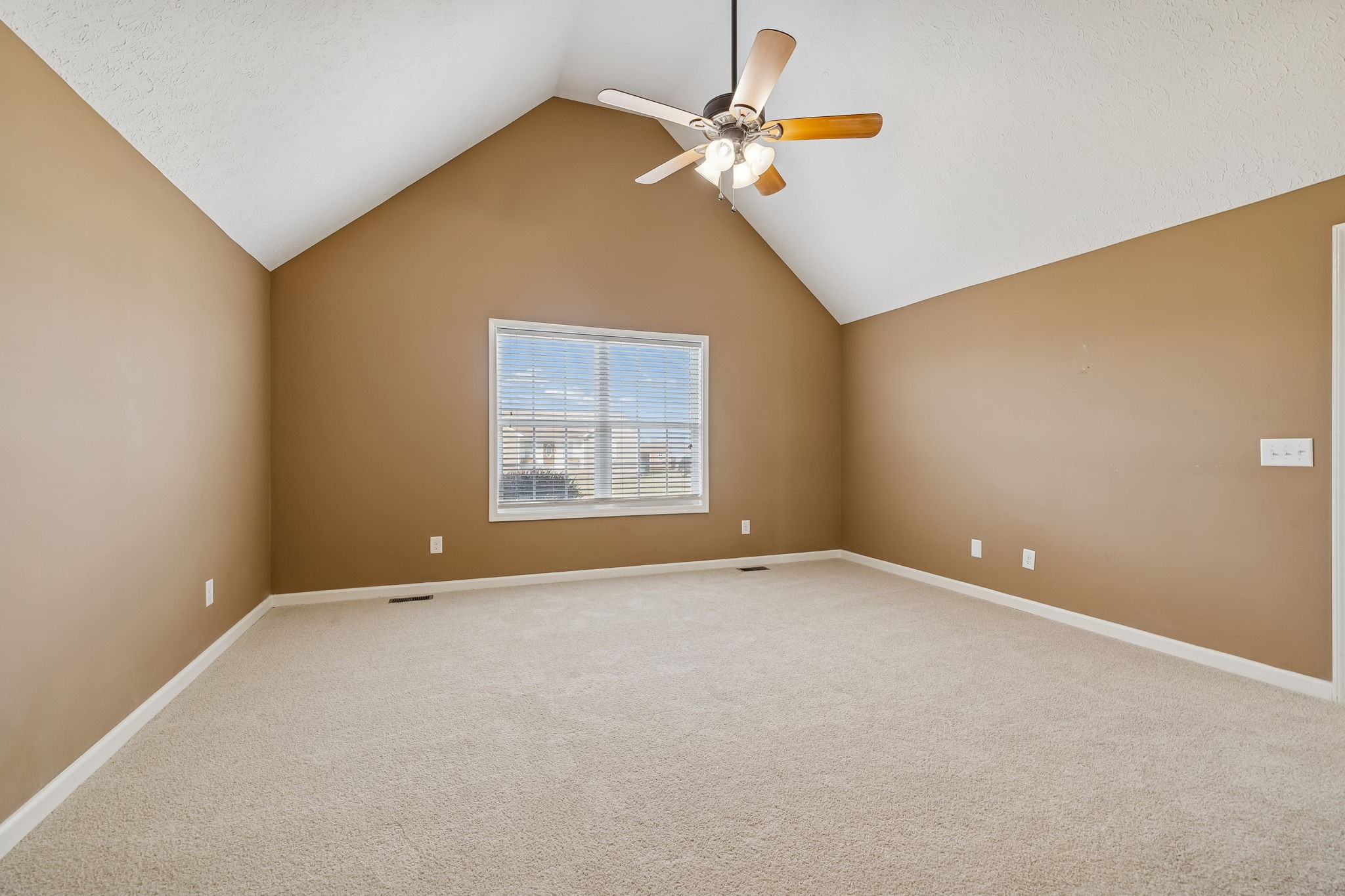 136 Thacker Drive Portland, TN 37148 - Photo 15 of 39 an empty room with windows