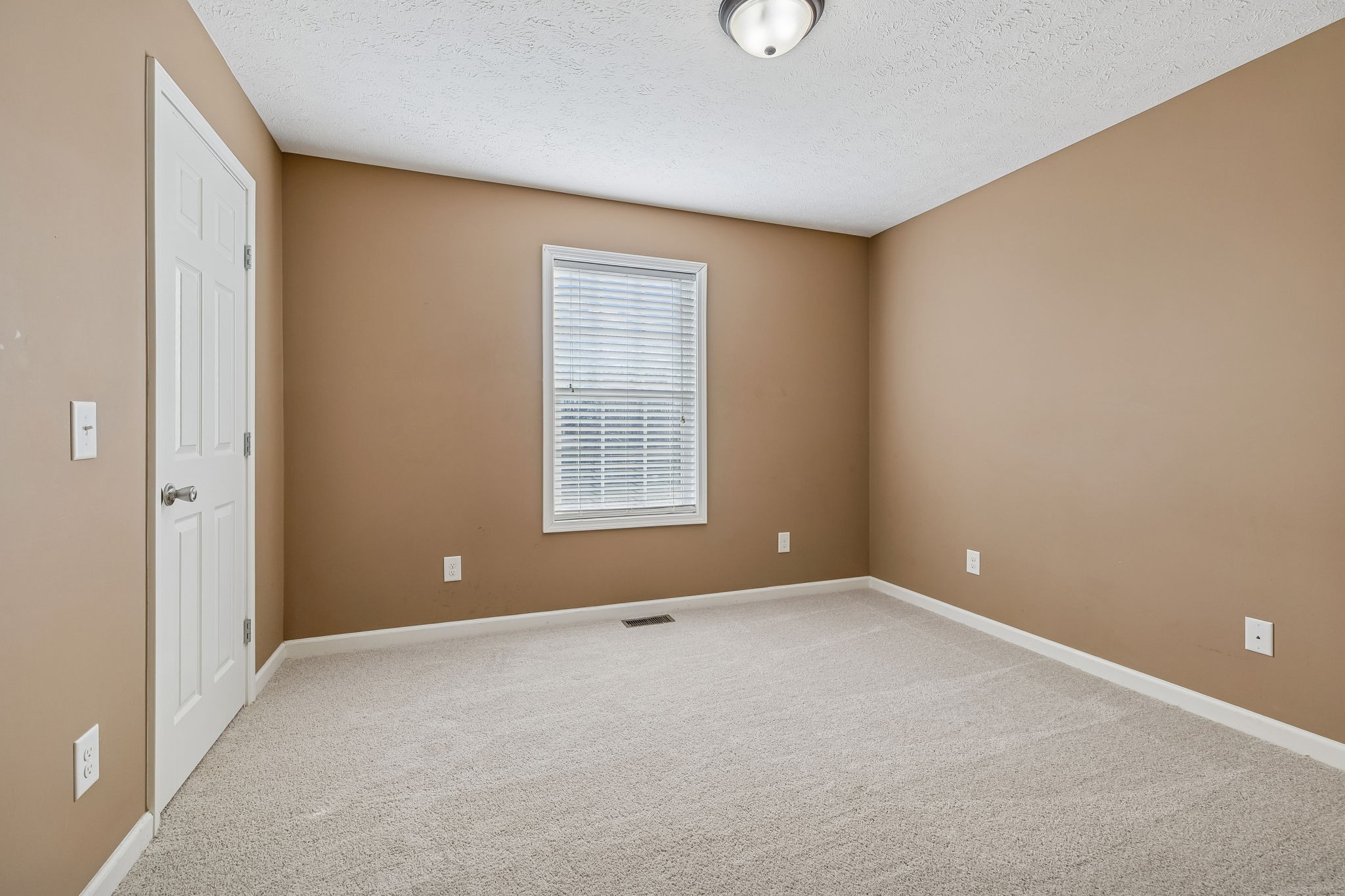 136 Thacker Drive Portland, TN 37148 - Photo 22 of 39 an empty room with windows
