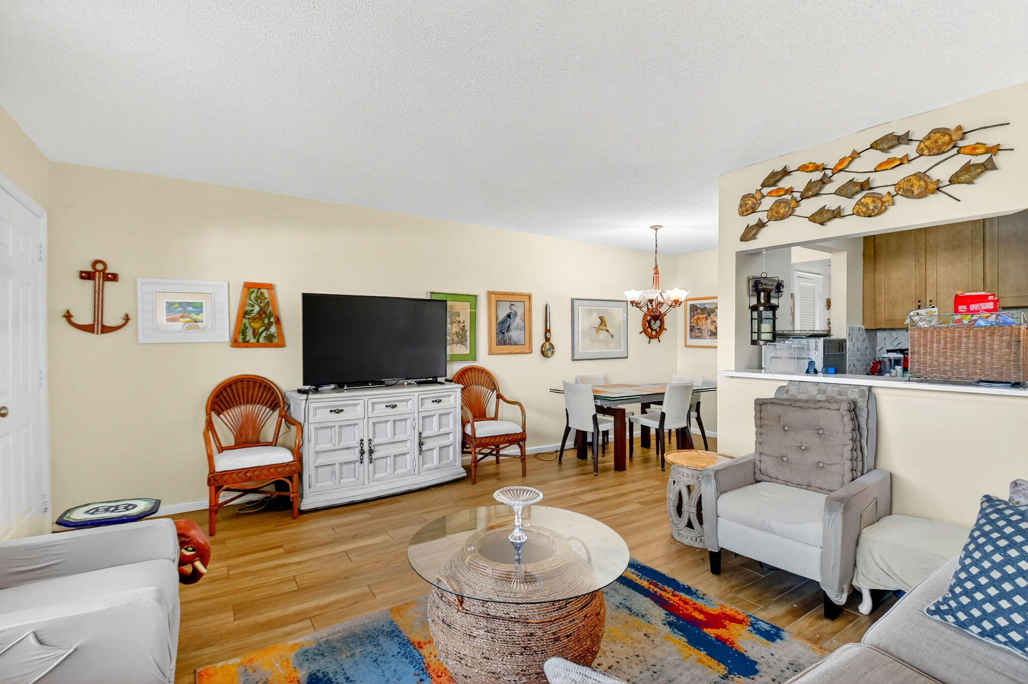 332 Northampton Q West Palm Beach, FL 33417 - Photo 5 of 42 a living room with furniture and a flat screen tv