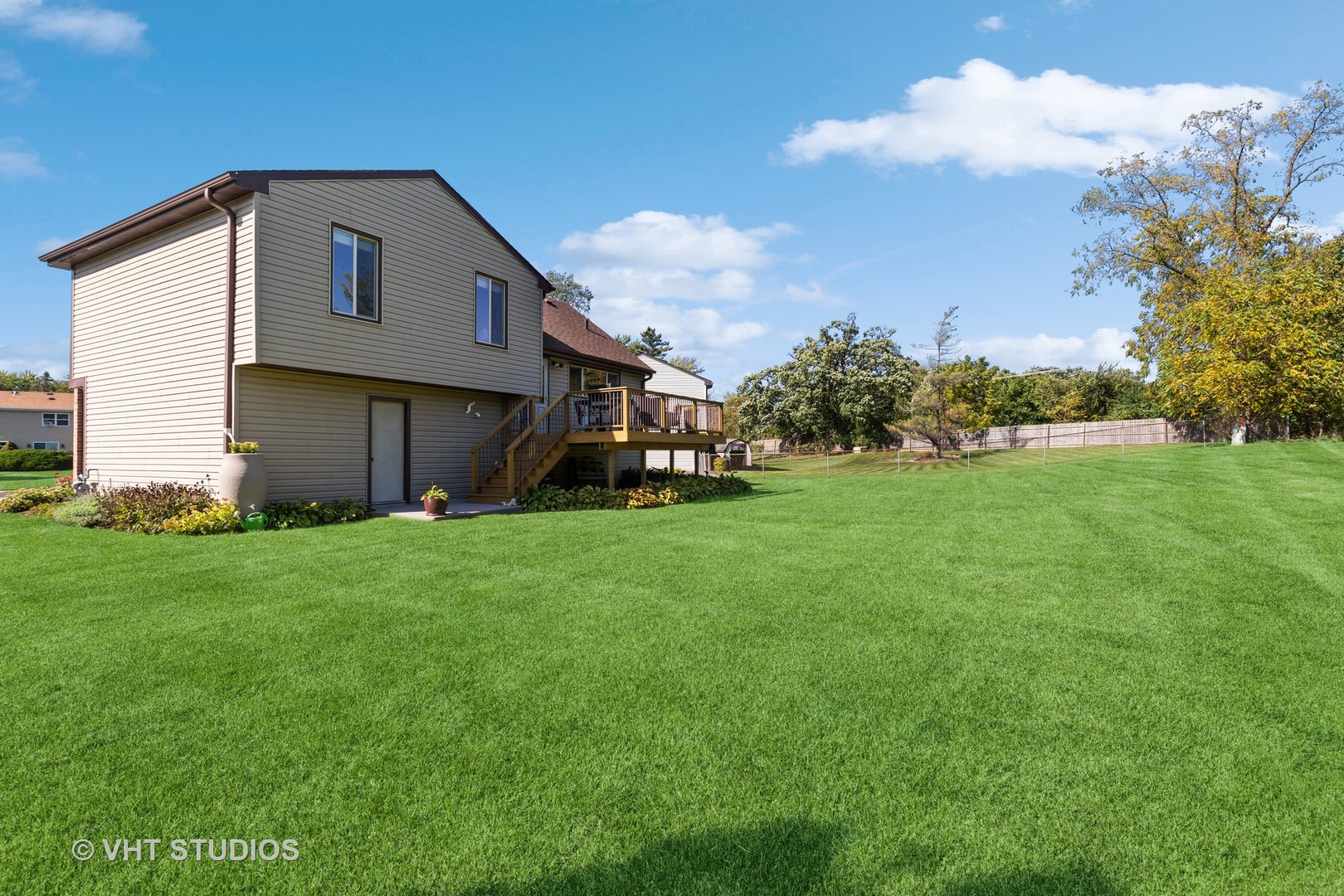 575 Forest View Road Lindenhurst, IL 60046 - Photo 16 of 21 a front view of a house with garden