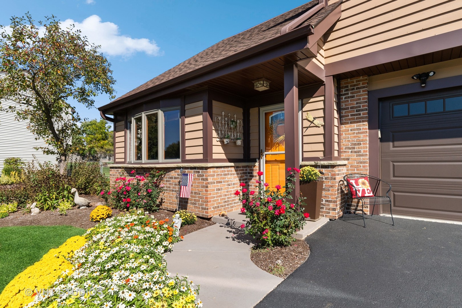 575 Forest View Road Lindenhurst, IL 60046 - Photo 2 of 21 a front view of a house