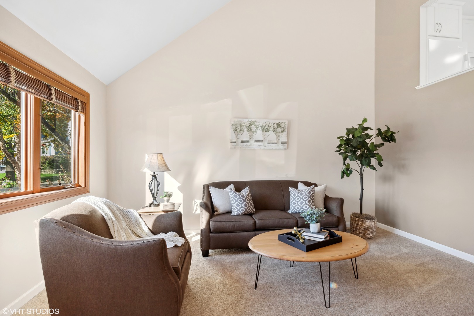 575 Forest View Road Lindenhurst, IL 60046 - Photo 3 of 21 a living room with furniture and a potted plant