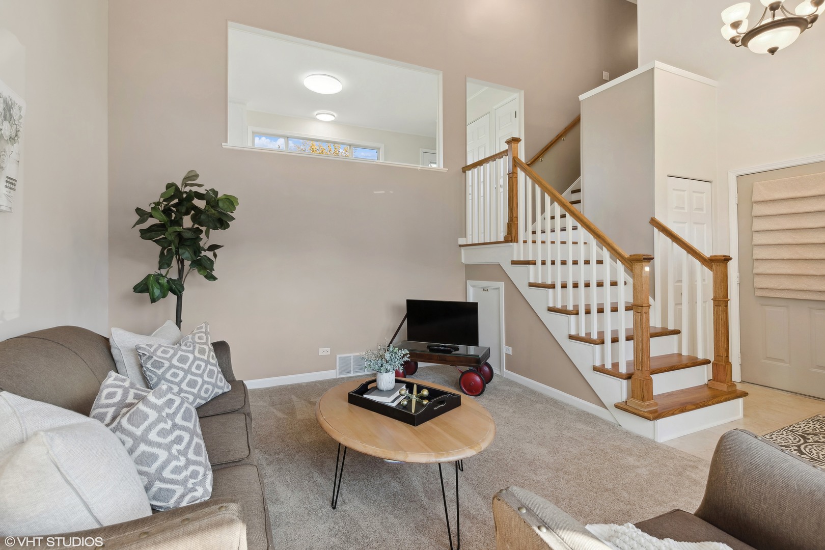 575 Forest View Road Lindenhurst, IL 60046 - Photo 8 of 21 a living room with furniture and a potted plant