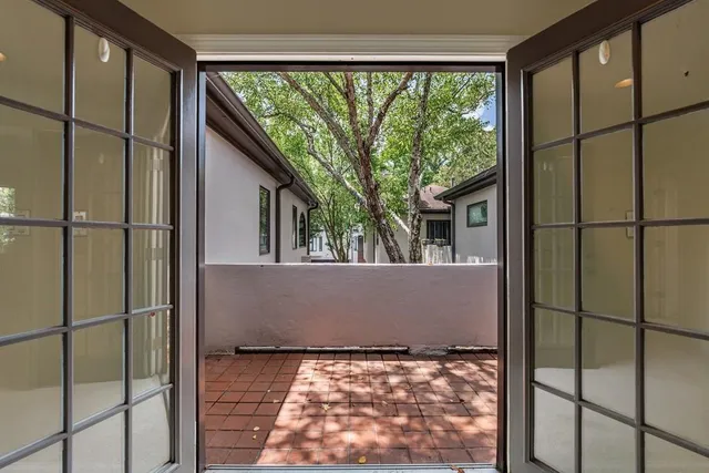 a view of empty room with a ceiling fan