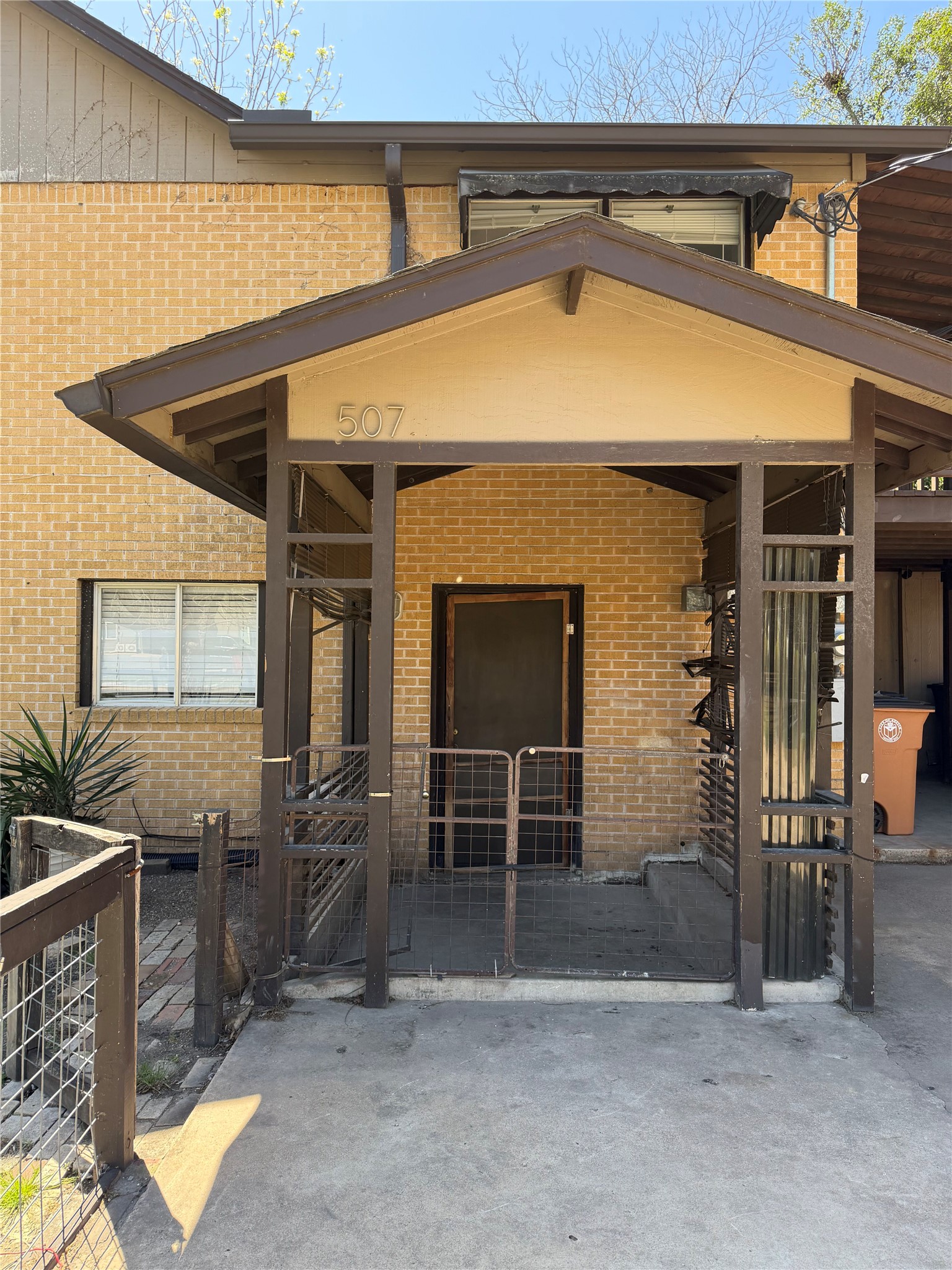 507 Swanee Drive, Unit B Austin, TX 78752 - Photo 2 of 8 a view of outdoor space