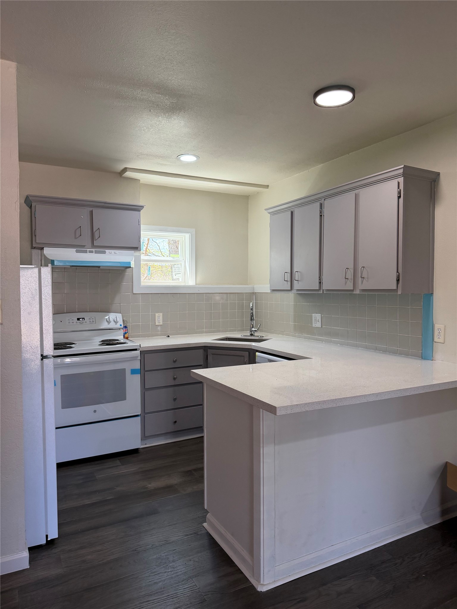507 Swanee Drive, Unit B Austin, TX 78752 - Photo 5 of 8 a kitchen with a sink stove and cabinets