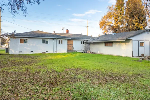 a view of a house with a backyard