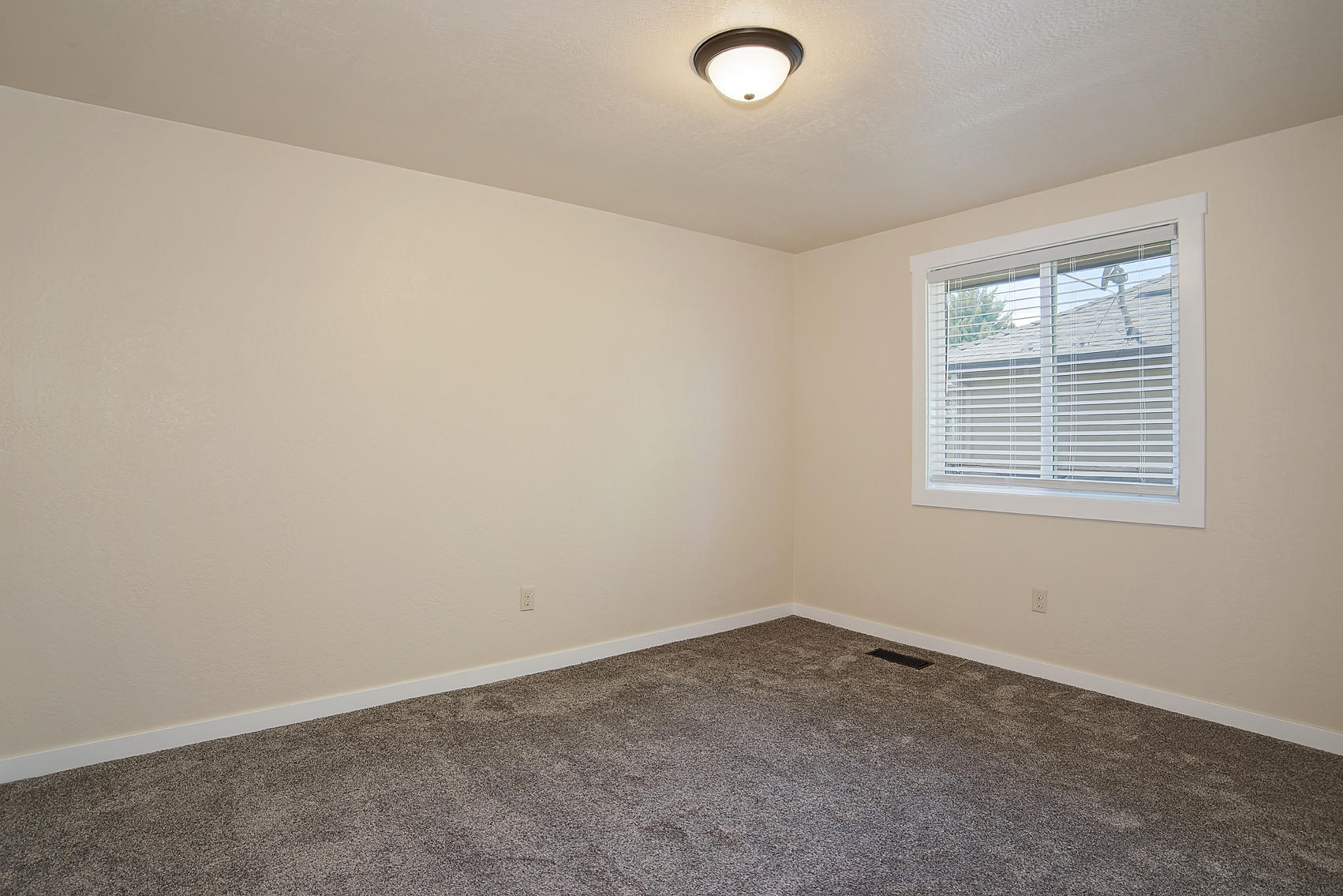 2756 Lone Pine Road Medford, OR 97504 - Photo 11 of 16 Guest Bedroom
