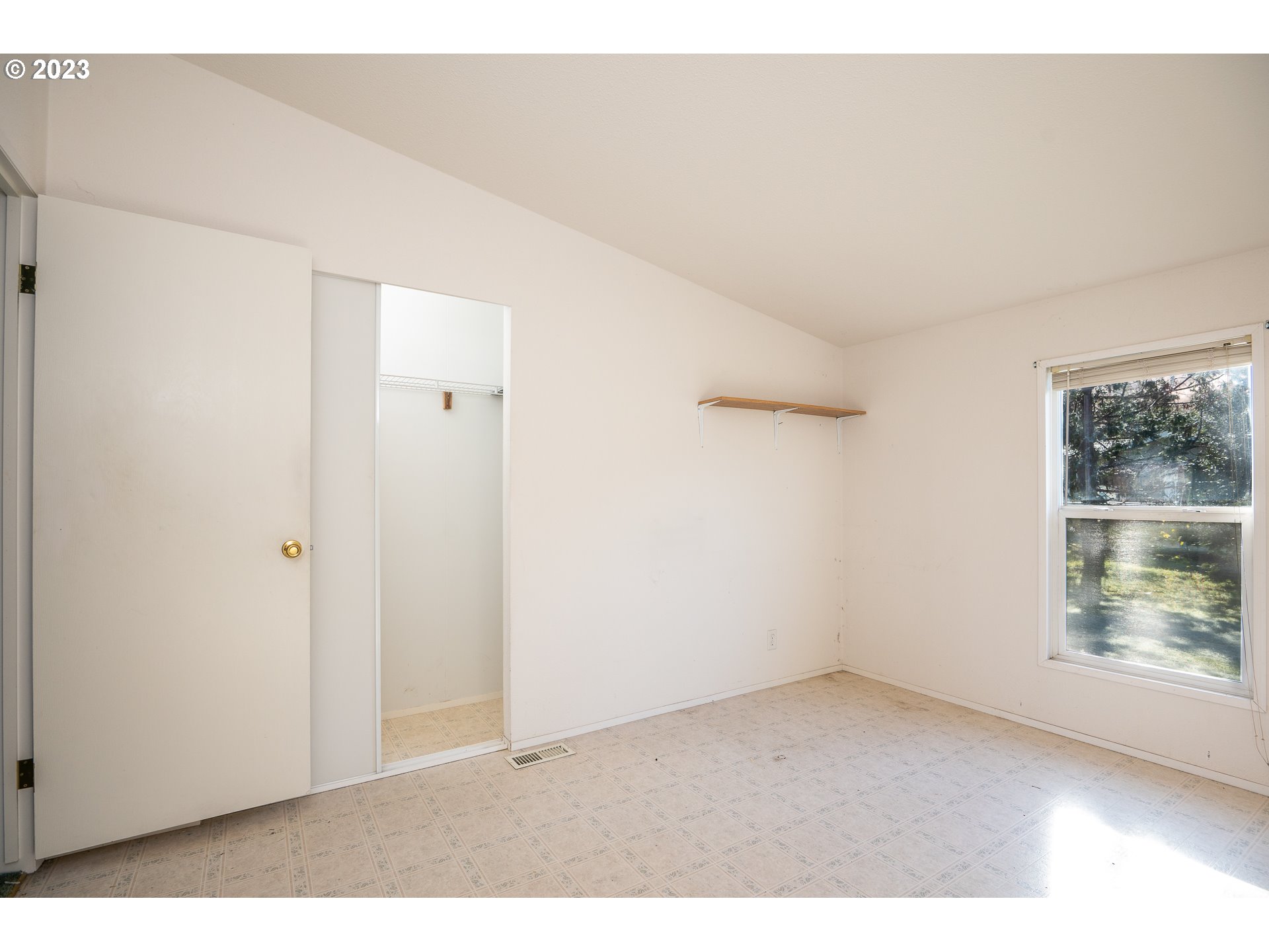 76367 Klohn Road Oakridge, OR 97463 - Photo 11 of 42 an empty room with windows