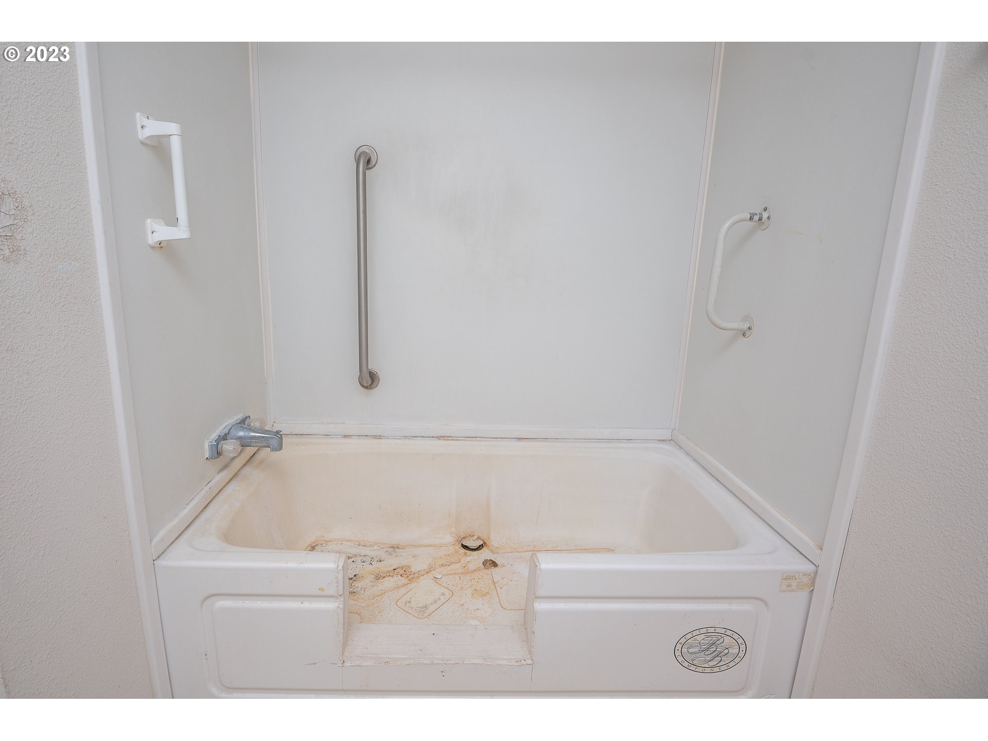 76367 Klohn Road Oakridge, OR 97463 - Photo 34 of 42 a bathroom with a bath tub