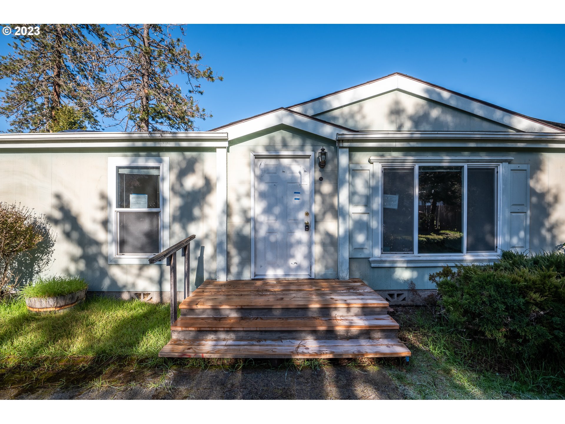 76367 Klohn Road Oakridge, OR 97463 - Photo 6 of 42 a front view of a house with a yard