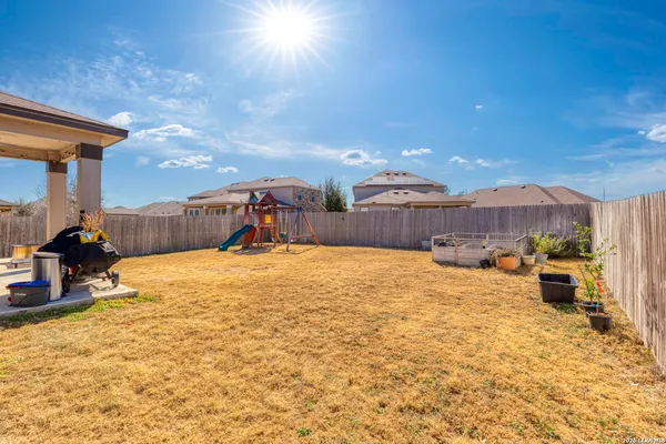 a view of a yard with a house