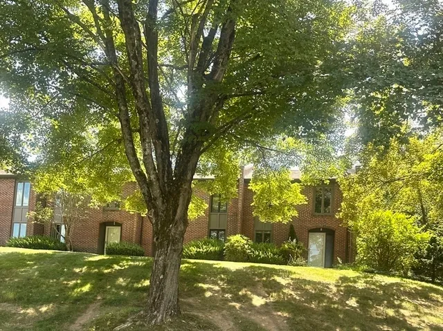 $2,700 | 1 Eaton Court, Unit 1, Amherst, MA 01002