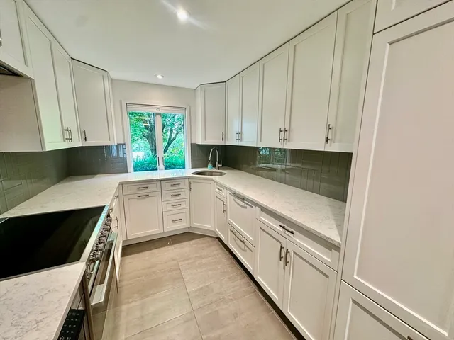 $2,700 | 1 Eaton Court, Unit 1, Amherst, MA 01002