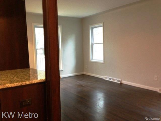 2283 Columbia Road Berkley, MI 48072 - Photo 6 of 36 image_46.jpg