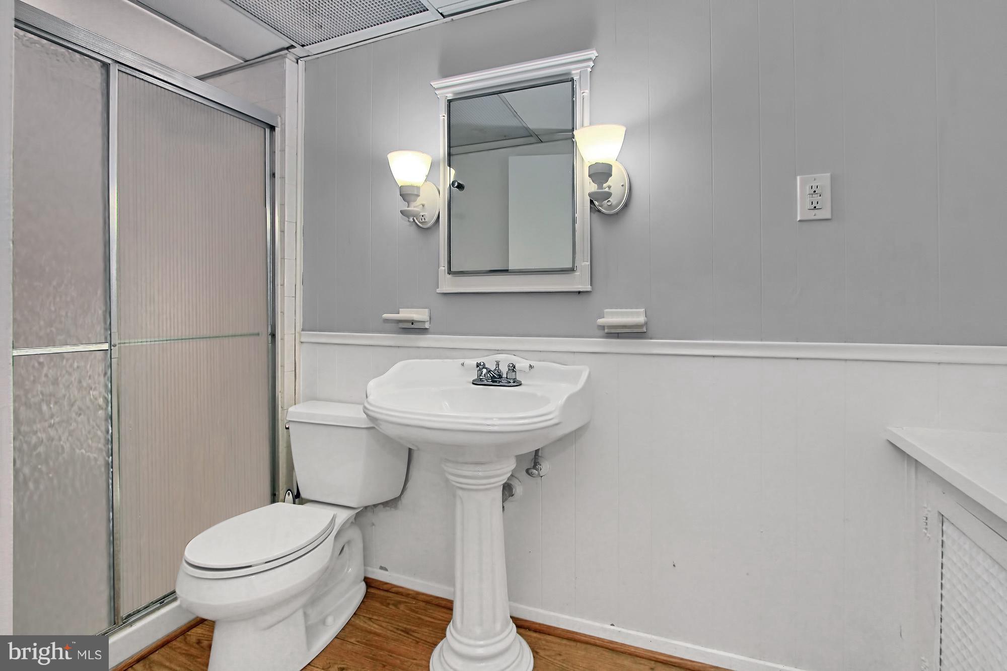 7910 Greeley Boulevard Springfield, VA 22152 - Photo 21 of 29 3rd Bath - currently painted blue