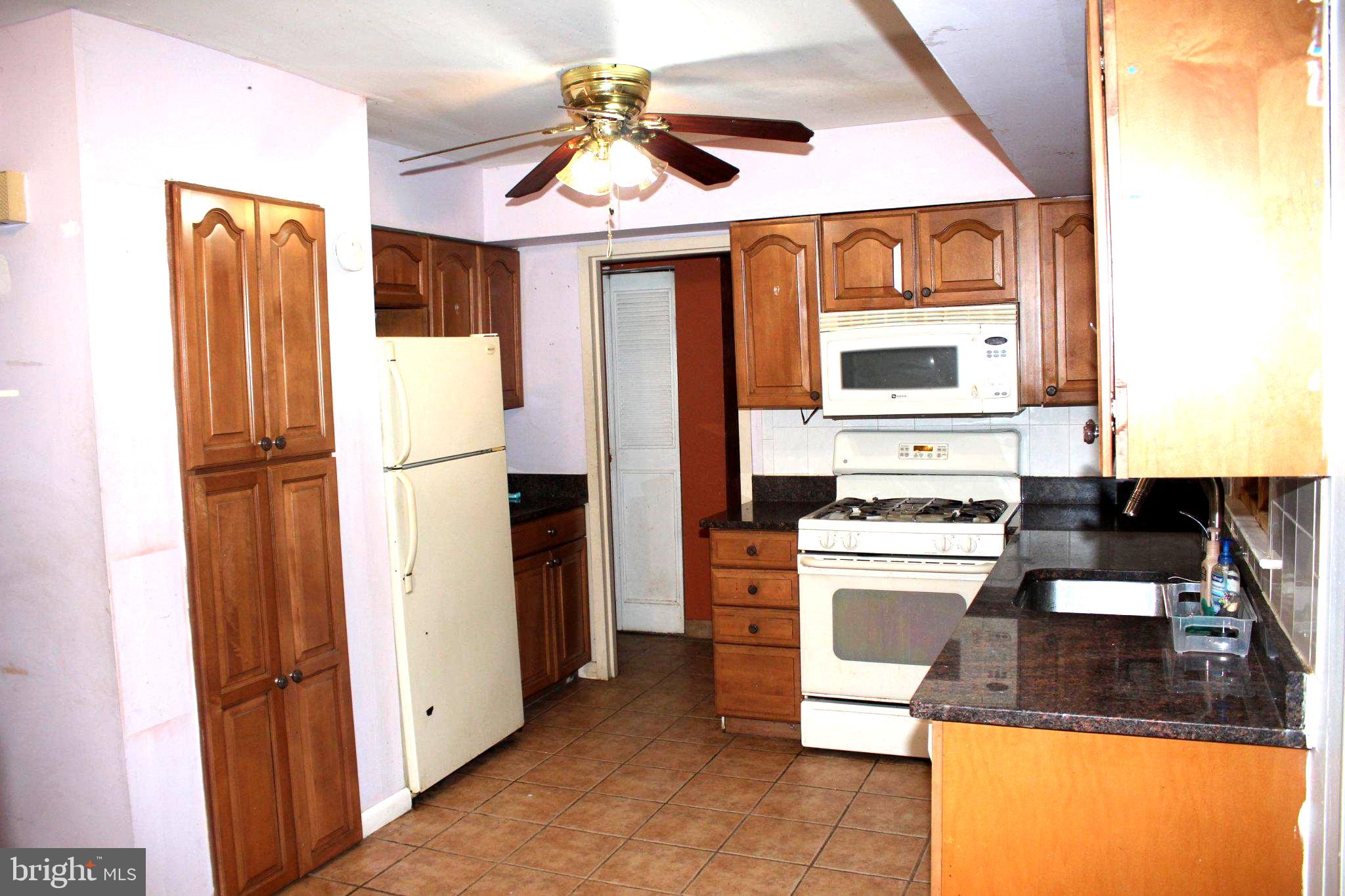 146 Oakmont Road Clementon, NJ 08021 - Photo 6 of 61 Cozy kitchen with classic charm.