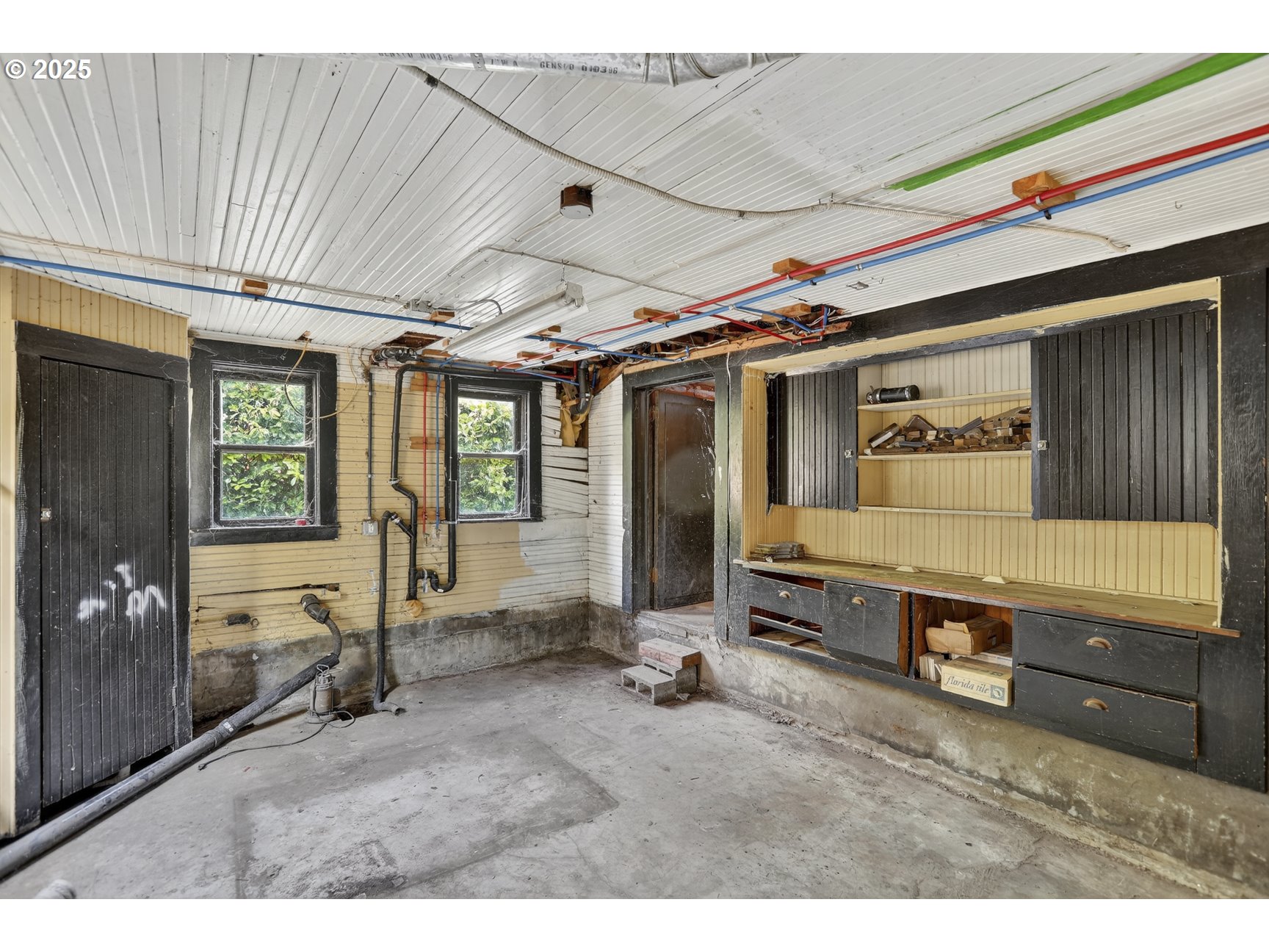 280 South 1st Street St. Helens, OR 97051 - Photo 23 of 41 a room with furniture