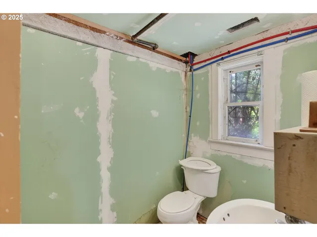 a black and white photo of a living room