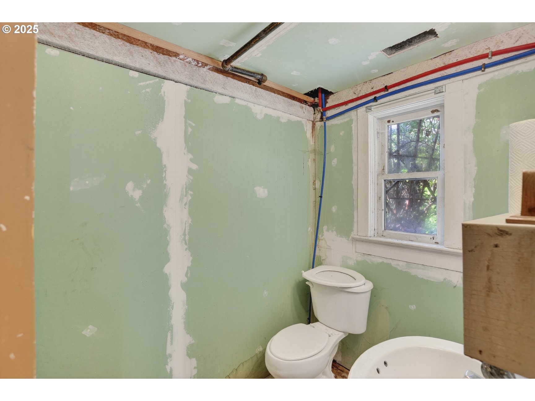 280 South 1st Street St. Helens, OR 97051 - Photo 25 of 41 a bathroom with a toilet sink and shower