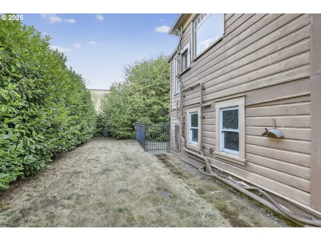 a black and white photo of a room