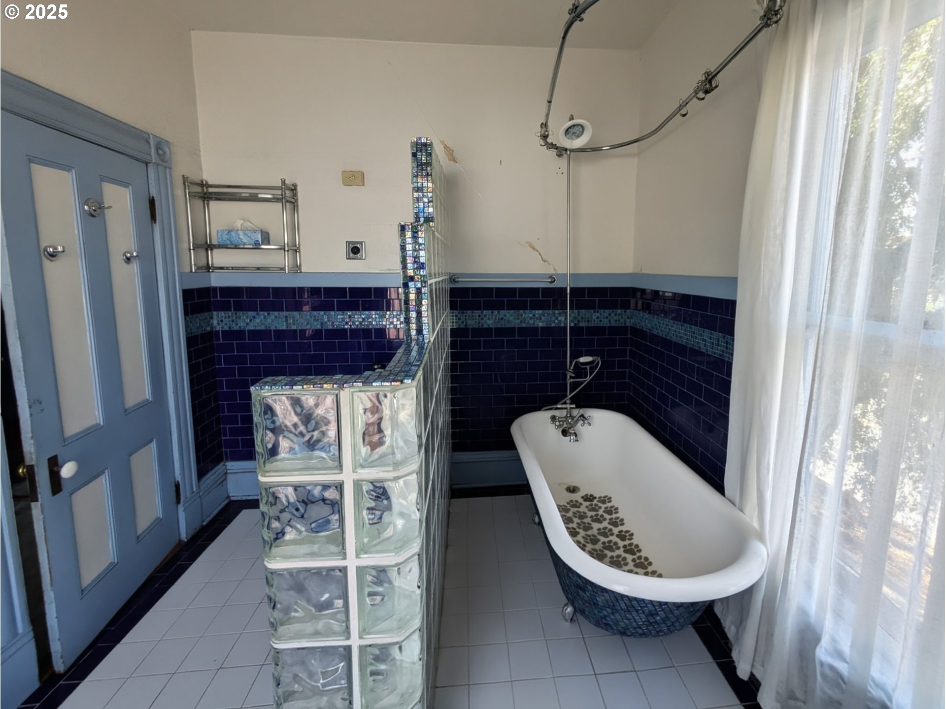 280 South 1st Street St. Helens, OR 97051 - Photo 38 of 41 a bathroom with a toilet and a sink