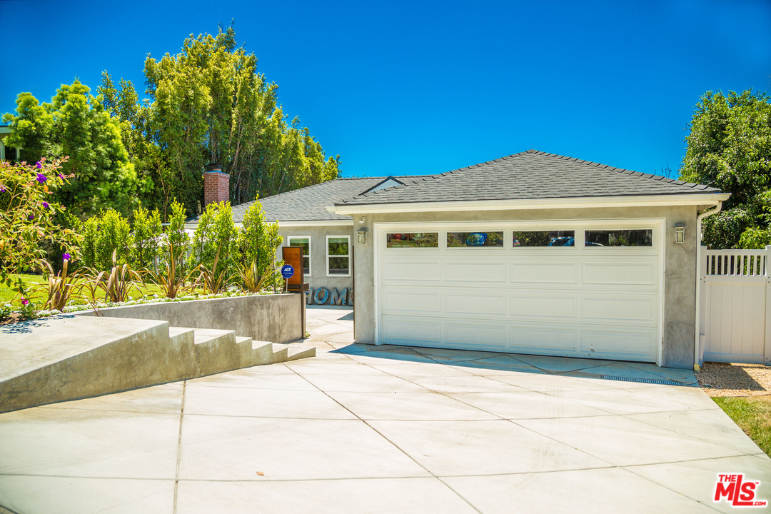 10360 Northvale Road Los Angeles, CA 90064 - Photo 2 of 40 Gallery Image 2