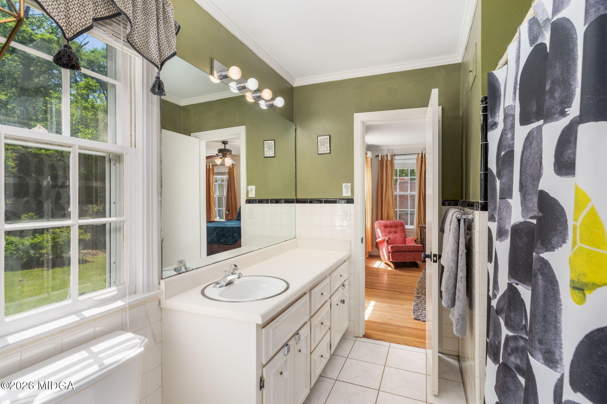 2520 Rockbridge Road Macon, GA 31204 - Photo 29 of 63 Jack and Jill Bathroom