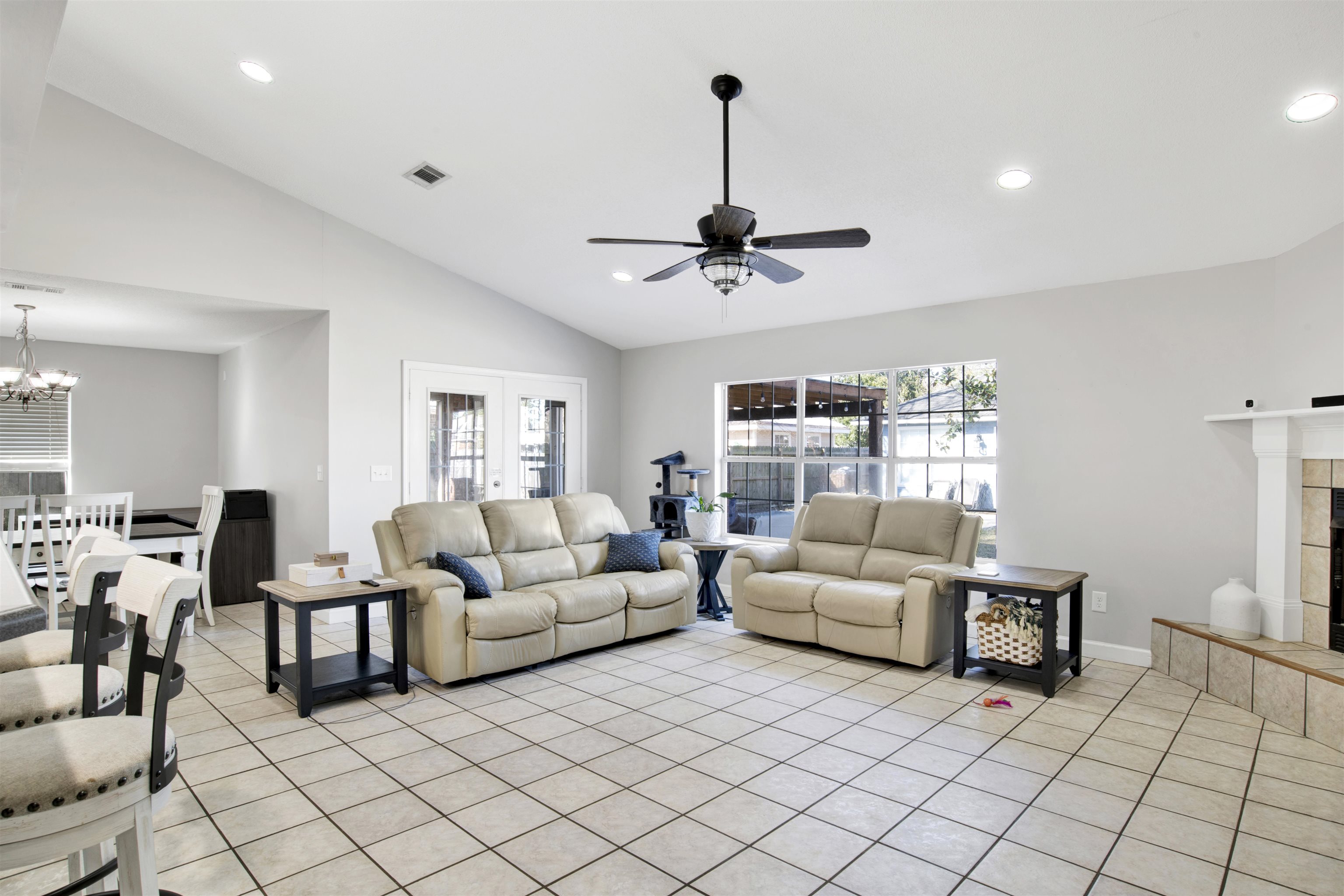 24605 Tarpon Lane Orange Beach, AL 36561 - Photo 10 of 36 Living Room