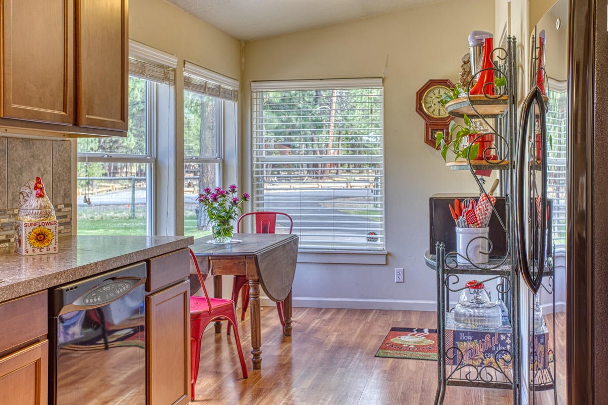55915 Blue Eagle Road Bend, OR 97707 - Photo 12 of 31 Kitchen and breakfast nook