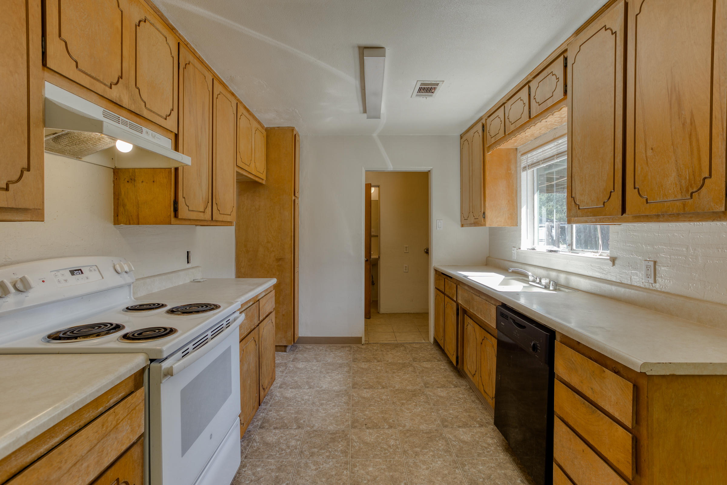 2199 Oxford Road Redding, CA 96002 - Photo 7 of 23 IMG_7671