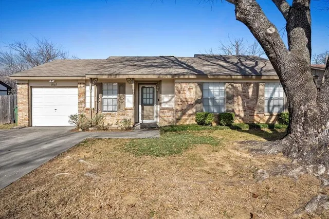 $1,800 | 3807 Glengate Drive, Arlington, TX 76016