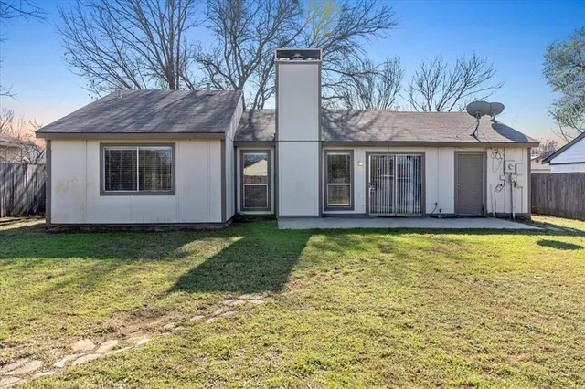 $1,800 | 3807 Glengate Drive, Arlington, TX 76016