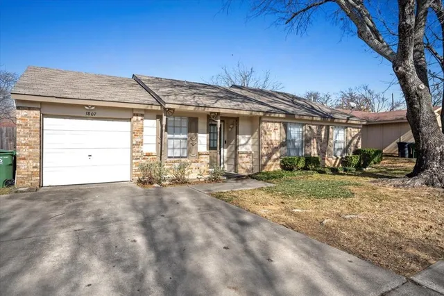 $1,800 | 3807 Glengate Drive, Arlington, TX 76016