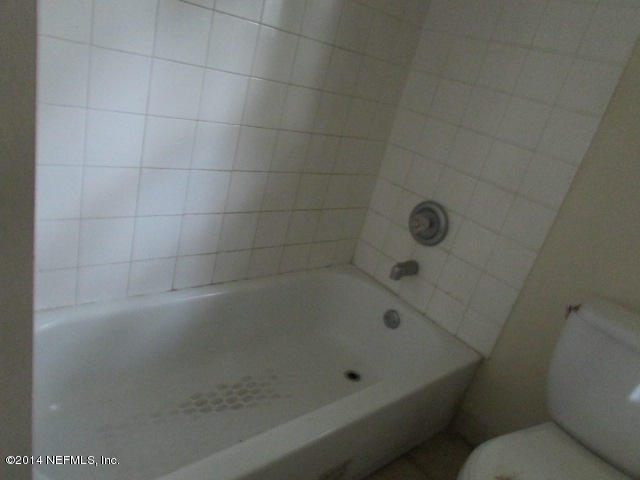 3018 Kline Road Jacksonville, FL 32246 - Photo 4 of 23 a bathroom with a bathtub