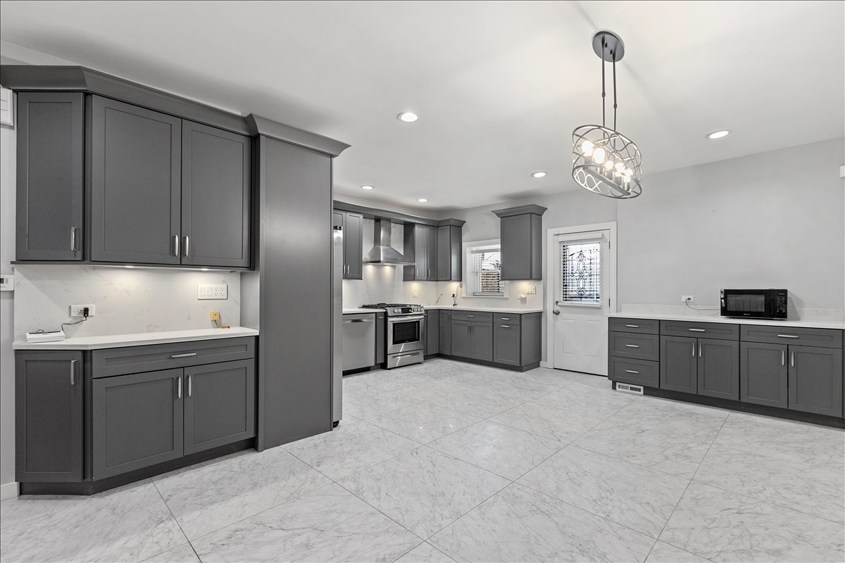 1147 West Taylor Street, Unit 1 Chicago, IL 60607 - Photo 8 of 17