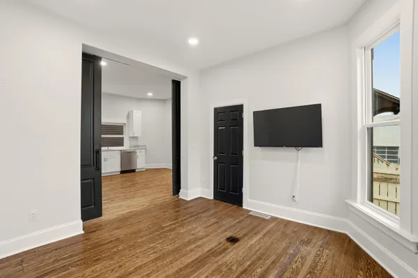 $1,900 | 1119 East Knapp Street, Unit LOWR, Milwaukee, WI 53202