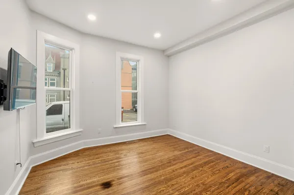 $1,900 | 1119 East Knapp Street, Unit LOWR, Milwaukee, WI 53202